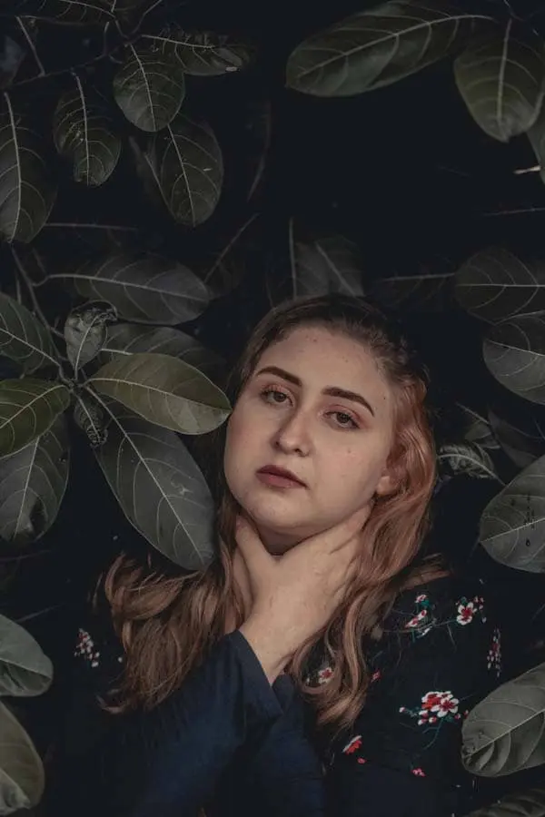 Femme angoissée se tenant la gorge