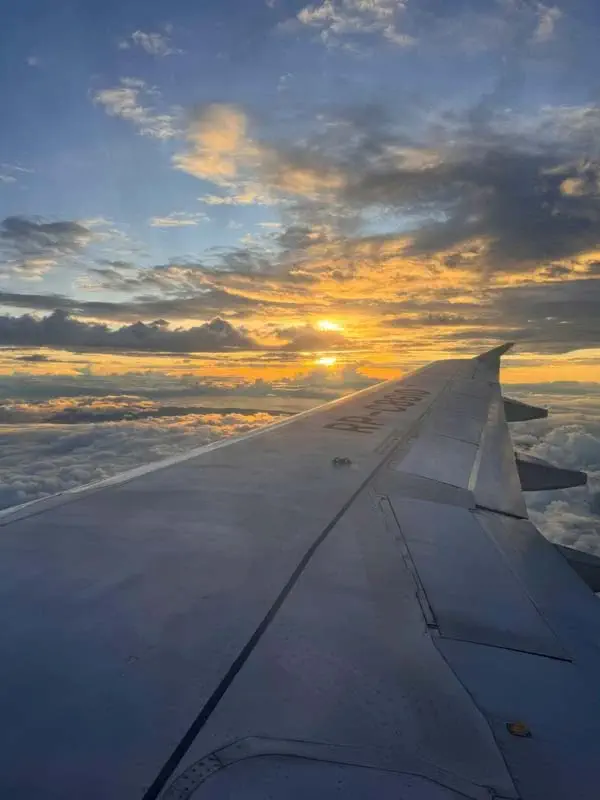 Aile d'avion vue par le hublot, symbole des crises d'angoisse en avion