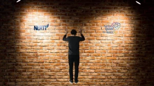 Personne face à un mur qui se sent coincée