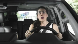 Femme effrayée au volant de sa voiture