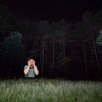 Personne perdue faisant une crise d'angoisse la nuit