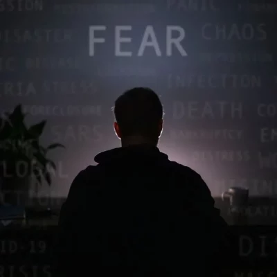 Homme réveillé la nuit par une crises d'angoisse