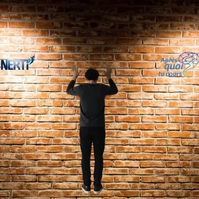 Personne face à un mur qui se sent coincée