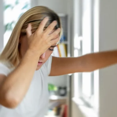 femme angoissée vivant une sensation de vertige