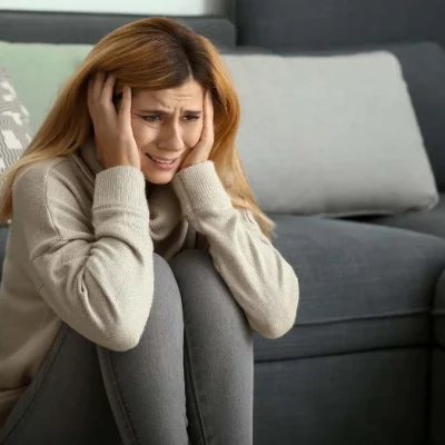 Femme faisant une crise d'angoisse et ne sachant pas que faire