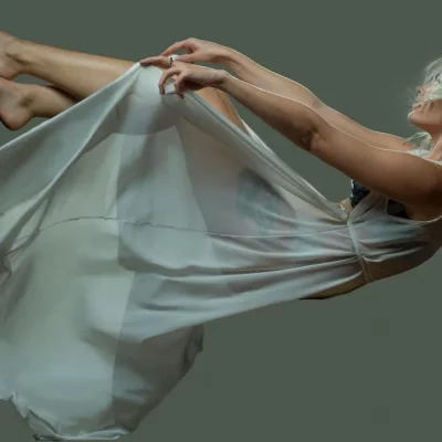 Femme en train de sortir de son corps