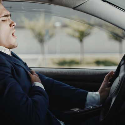 Homme faisant un malaise en conduisant
