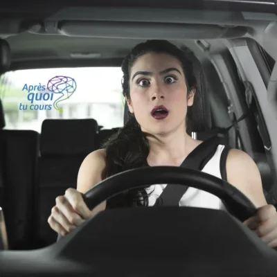 Femme effrayée au volant de sa voiture