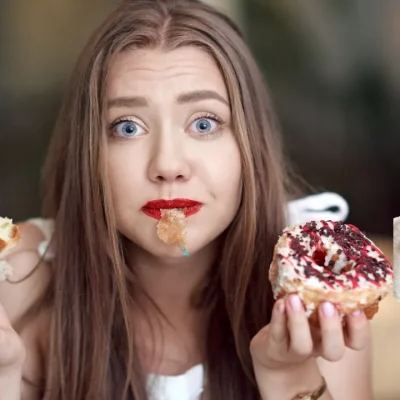 Personne des donuts sucrés en surpoids